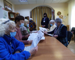 получатели читают газеты